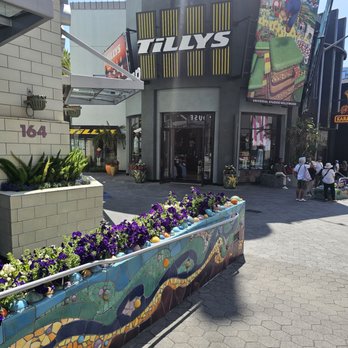 Tillys - Men's Clothing Near Me - Universal City, California