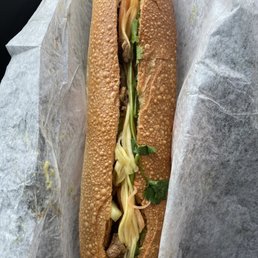 a sandwich with noodles and meat a sandwich with noodles and meat