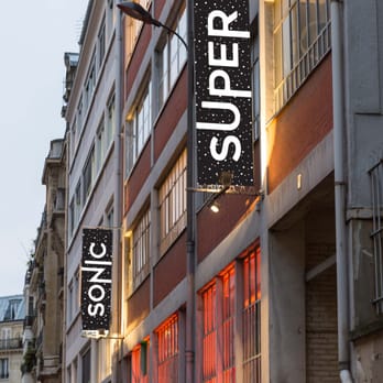 Supersonic - La devanture du Supersonic, un espace ouvert vers l'extérieur avec sa grande verrière. - Dance Clubs Near Me - Paris, 75