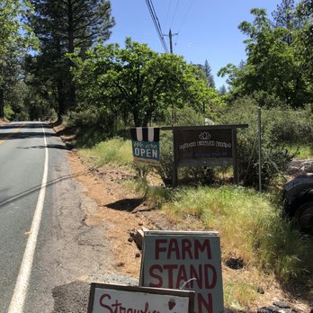 Mama Earth Farm - Mama Earth's Farm Stand has naturally grown Produce, Flowers, Plants & Soil - Organic Stores Near Me - Somerset, California