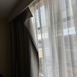 American Inn of Bethesda - Broken curtain