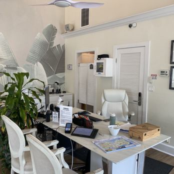 The Paradise Inn - Check in desk at lobby - Hotels Near Me - Key West, Florida The Paradise Inn - Check in desk at lobby - Hotels Near Me - Key West, Florida