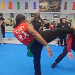 Sifu getting kicked in the face by a mediocre student, excellent form and block Sifu lol