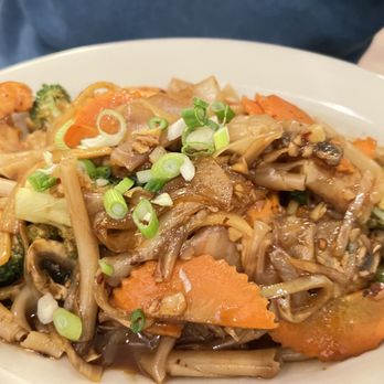 Pho Capital - Chili stir fry rice noodles and Thai basil, with ginger, and mixed vegetables. Choice of (chicken, beef, pork or tofu). - Vietnamese Near Me - Montpelier, Vermont Pho Capital - Chili stir fry rice noodles and Thai basil, with ginger, and mixed vegetables. Choice of (chicken, beef, pork or tofu). - Vietnamese Near Me - Montpelier, Vermont