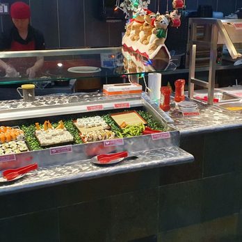 Mandarin Restaurant - a man preparing food in a restaurant - Buffets Near Me - Newmarket, Ontario