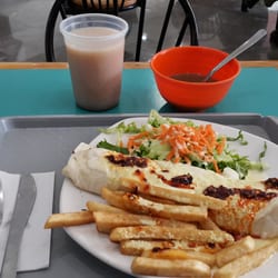 Red Onion - Burrito de pollo en salsa de queso. Mi favorito personal!