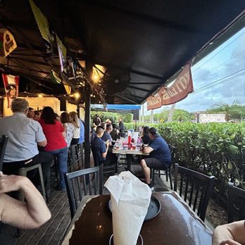 Luv'n Oven Ale House - Outside seating area - Pizza Near Me - Sunrise, Florida