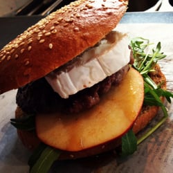 Fresh Be - Burger canadien: Buns nordique, steak haché, roquette, pomme, fromage de chèvre et sirop d'érable