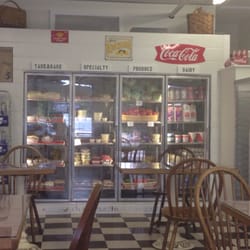 Holly's Deli - Indoor seating and fresh food and homemade meals to take home