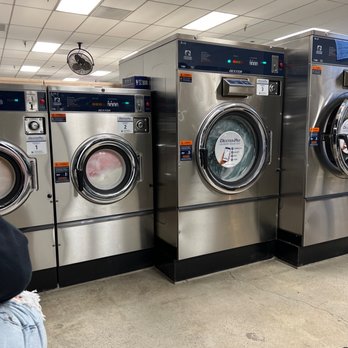Fluff & Fold Laundromat - Nice big green washing machine!! - Laundromat Near Me - Modesto, California