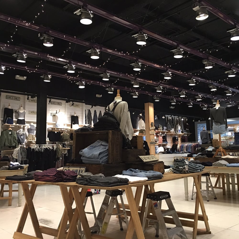 BRANDY MELVILLE CLOSED 11 Photos & 80 Reviews 6600 Topanga Canyon