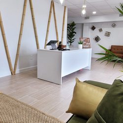 Airbronze Sunless Studio - Cute & Comfortable Waiting Area