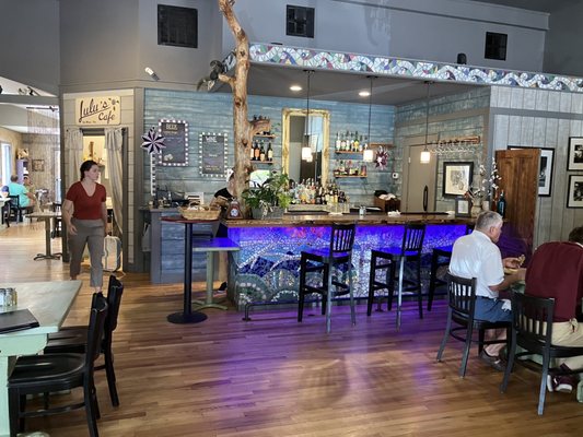 Lulu's On Main by null