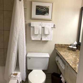 DoubleTree by Hilton Hotel Milwaukee Downtown - Bathroom - Hotels Near Me - Milwaukee, Wisconsin DoubleTree by Hilton Hotel Milwaukee Downtown - Bathroom - Hotels Near Me - Milwaukee, Wisconsin
