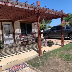 Gruene Cottages - Nice porch with rocking chairs.There's also a table and chairs to eat your breakfast on.