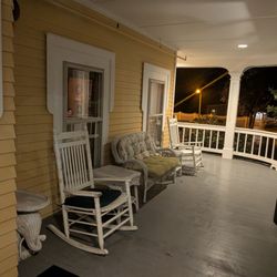 Louie's On The Avenue - Beautiful front porch