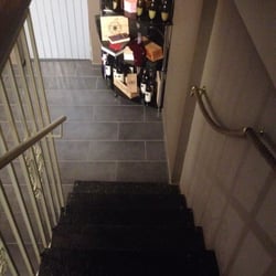 Direction la cave à vin ou les toilettes
