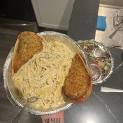 Vespa's Pizza Pasta & Deli - Fettuccine Alfredo (served with garlic bread)