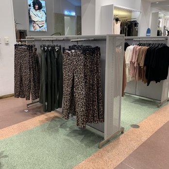 H&M - Women's Clothing Near Me - Miami Beach, Florida