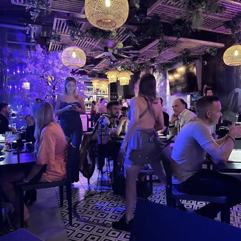 Alma Rosa - Outside seating, you can see the bar at the far end. - Mexican Near Me - Miami, Florida
