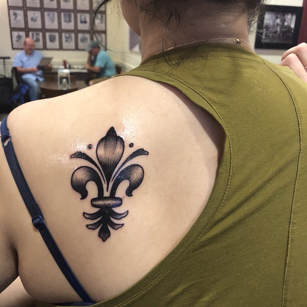 High Resolution Tattoo - I love the two dot details at the top, the shading on the center part and the leafy bits at the bottom. - Tattoo Near Me - Baton Rouge, Louisiana High Resolution Tattoo - I love the two dot details at the top, the shading on the center part and the leafy bits at the bottom. - Tattoo Near Me - Baton Rouge, Louisiana