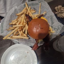 Beef 'O' Brady's - Mac and bbq burger