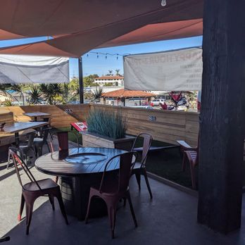 Poke Chop - Casual outdoor seating - Poke Near Me - Encinitas, California