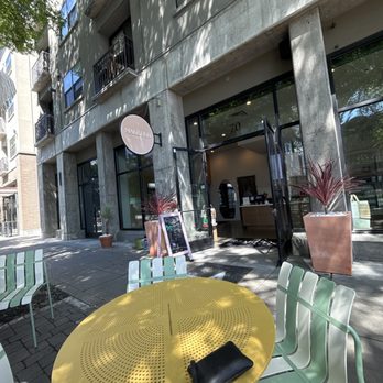 Make Fish - Nice patio section! Shady and comfy cute designed chairs. - Seafood Markets Near Me - Sacramento, California