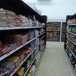 Abarrotes la Soledad - Todas las góndolas con productos están bien acomodadas y limpias.