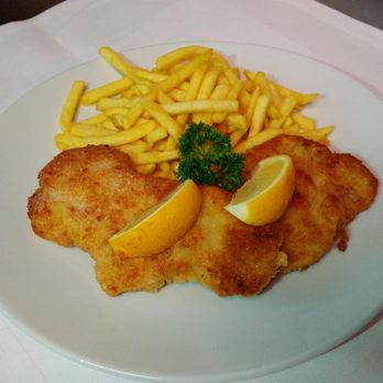 Restaurant Blume-Post - Knusprige paniertes Schnitzel mit Pommes Frites - Swabian Near Me - Albstadt, BW