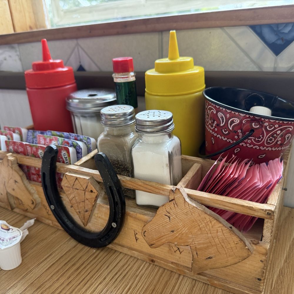 Diamond Horseshoe Restaurant - Cute condiment holder - Cafes Near Me - Cheyenne, Wyoming