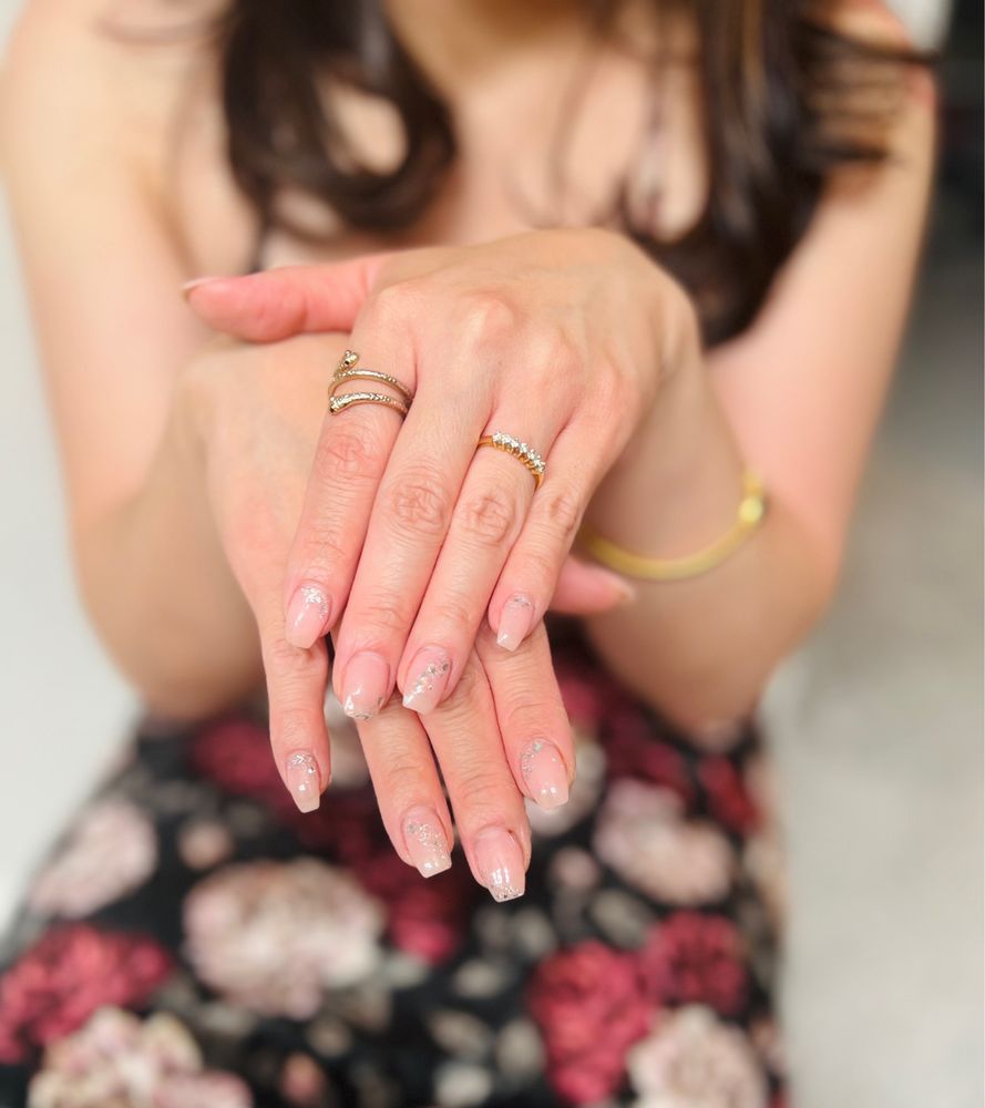 The Real Nails Logo