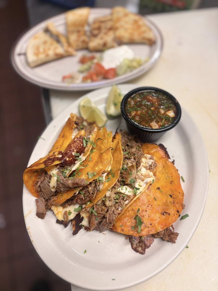 Mi Pueblito Cafeteria & Pupuseria Logo