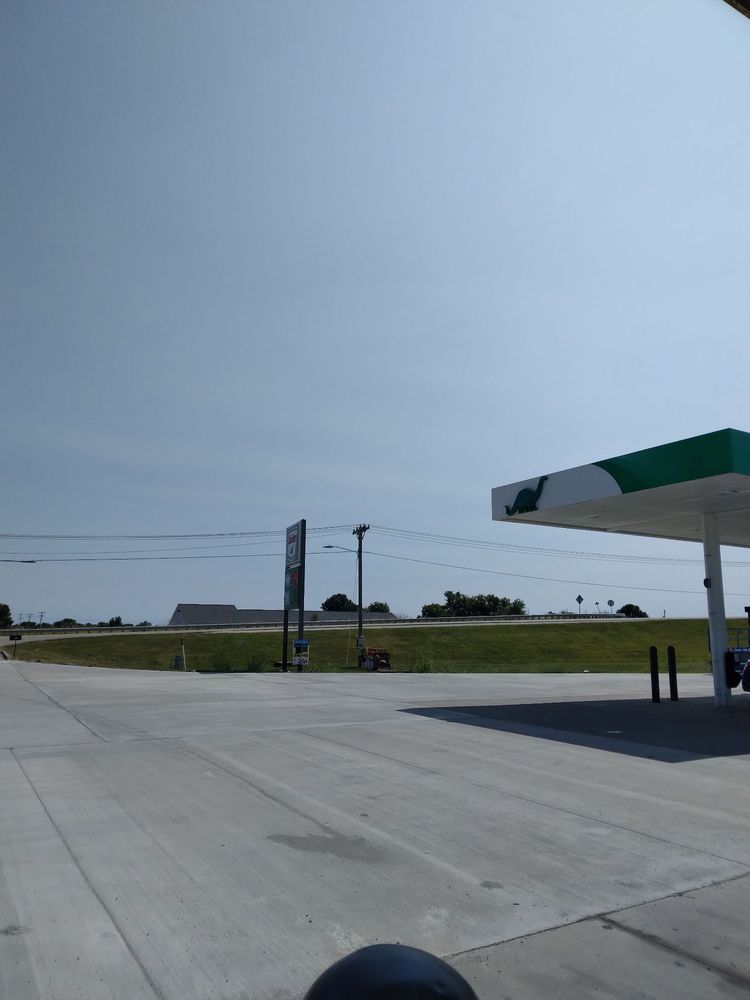 SINCLAIR Updated June 2024 604 N Center St, Shelbina, Missouri