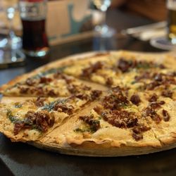 Getrocknete Tomate und Pesto Flammkuchen