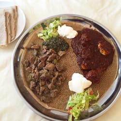 Ma'ed Ethiopian Restaurant - Vi fik er ret med lam og en med kylling. Den en af retterne var med i deres frokosttilbud, og den kostede derfor kun 59 kr.