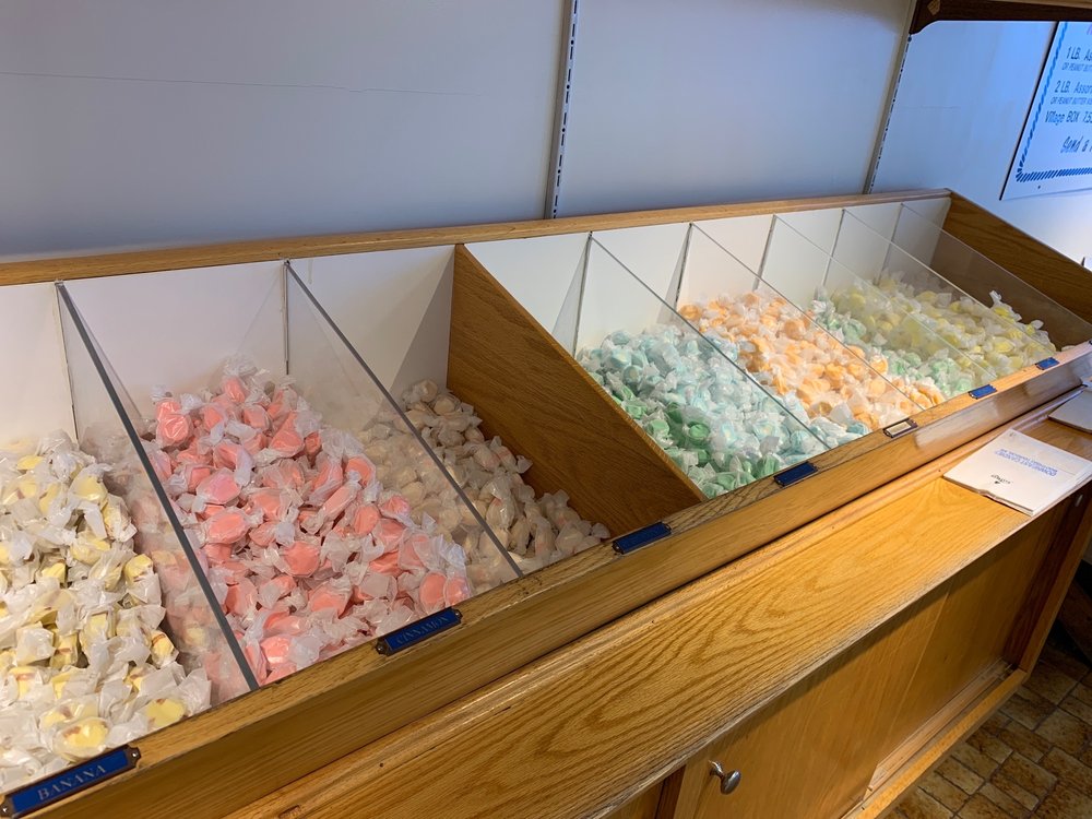 Daffy Taffy Factory & Fudge Factory Logo