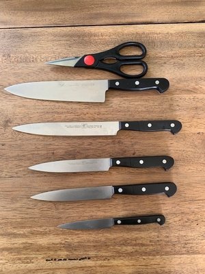 Residential Cutlery - All matter of commercial restaurant, butcher and residential kitchen and cutlery blades that need sharpening around your business and home. BladeWorks 808 also sharpens Sewing, Kitchen, and Gardening Shears as well as Machetes and Loppers.
Our goal to provide such a service to everyone from professional chefs, to home cooks who need to have a great blade, as well as the best culinary tools in the industry. Residential Cutlery - All matter of commercial restaurant, butcher and residential kitchen and cutlery blades that need sharpening around your business and home. BladeWorks 808 also sharpens Sewing, Kitchen, and Gardening Shears as well as Machetes and Loppers.
Our goal to provide such a service to everyone from professional chefs, to home cooks who need to have a great blade, as well as the best culinary tools in the industry.