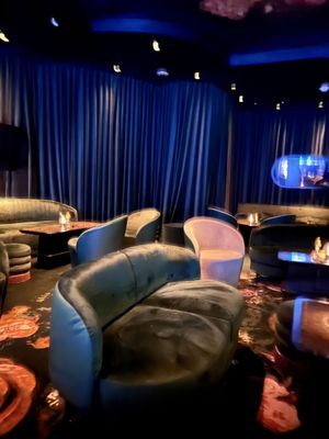 Easy's Cocktail Lounge by null