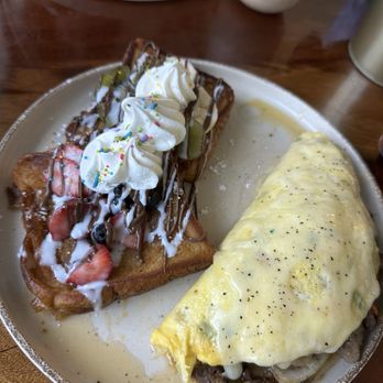Pausa Café - Steak omelet with French toast - Coffee & Tea Near Me - Aguada, Puerto Rico