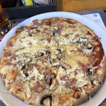 Country Ribs - Pizza Romana - Mozarella, skinke, ost, tomatsaus og sjampinjong - American Near Me - Benidorm, A Country Ribs - Pizza Romana - Mozarella, skinke, ost, tomatsaus og sjampinjong - American Near Me - Benidorm, A