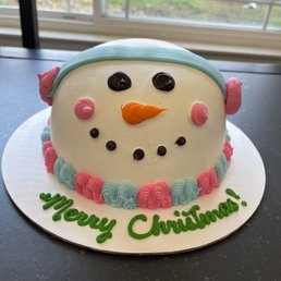 Snowman ice cream cake with Oreo cream ice cream and chocolate cake! Yum and cute ! Snowman ice cream cake with Oreo cream ice cream and chocolate cake! Yum and cute !