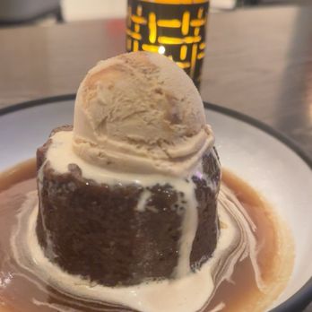 Gordon Ramsay Hell's Kitchen - Sticky toffee pudding - New American Near Me - Miami, Florida