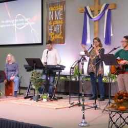 CrossLife Community Church - Praising God through song