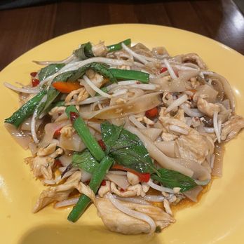 Chiang Mai - Drunken Noodles Chicken - Thai Near Me - Webster Groves, Missouri Chiang Mai - Drunken Noodles Chicken - Thai Near Me - Webster Groves, Missouri
