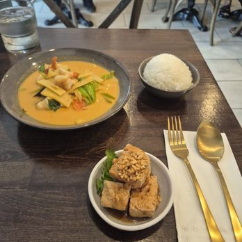 Samyan - Red curry and fried tofu - Thai Near Me - Brooklyn, New York Samyan - Red curry and fried tofu - Thai Near Me - Brooklyn, New York