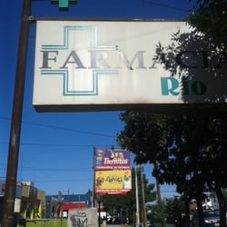 Farmacia Río - El cartel...y el árbol.