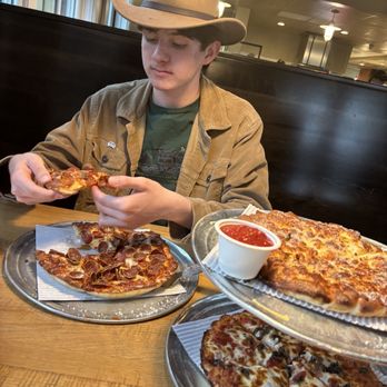 Park Street Pizza - Pepperoni pizza, black olive pizza, breadsticks - Pizza Near Me - Sugarcreek, Ohio