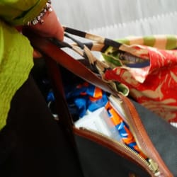U-Bahnhof Schlump - Tag der offenen Tasche auf der Rolltreppe U-Bahnhof Schlump, ich glaube einen Dildo gesehen zu haben.
