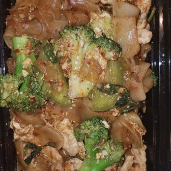 Somewhere In Bangkok Of Avon - Drunken Noodles with Pork - Thai Near Me - Avon, Connecticut Somewhere In Bangkok Of Avon - Drunken Noodles with Pork - Thai Near Me - Avon, Connecticut